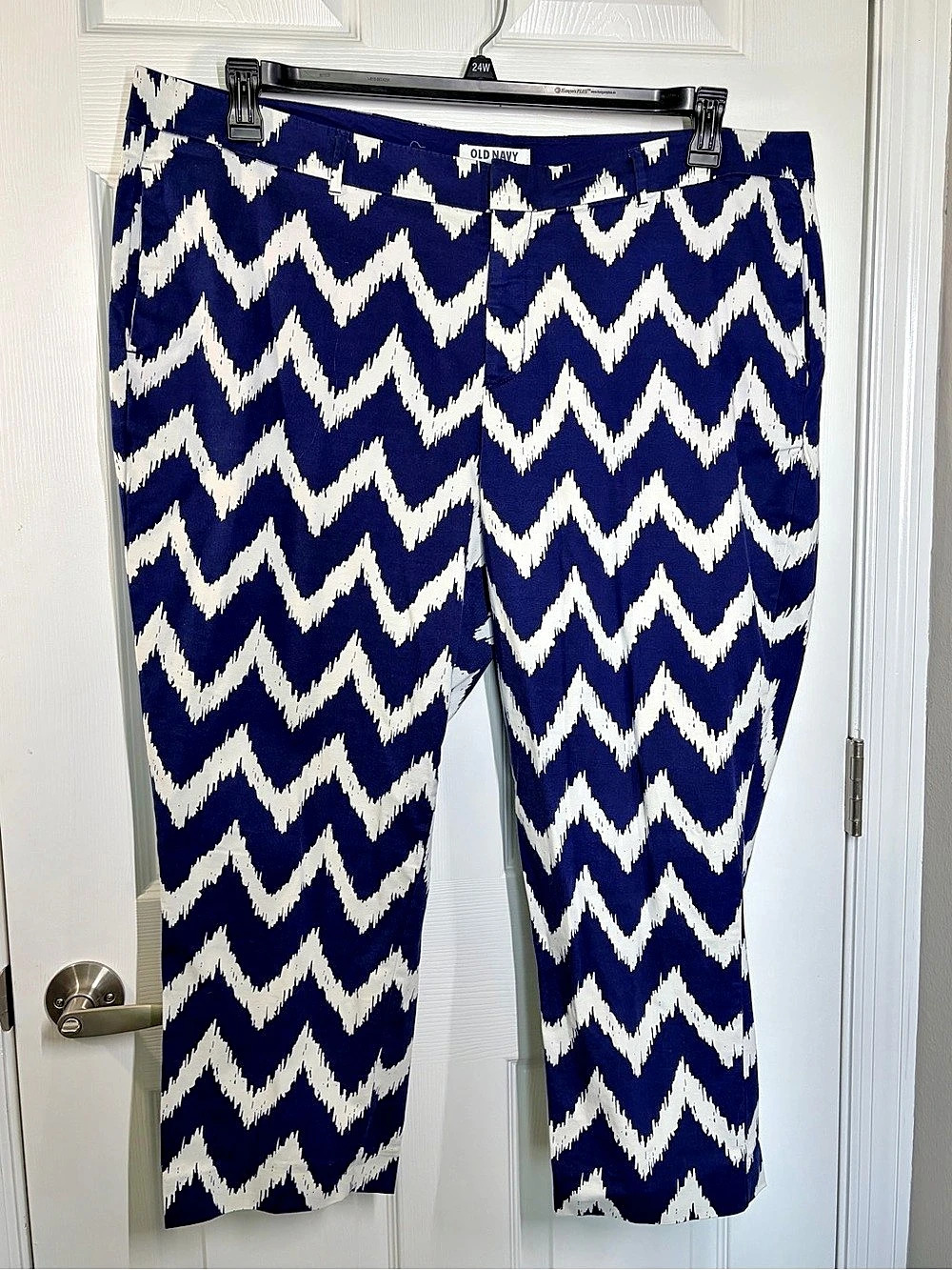 Old Navy Geometric Cropped Pants in Blue & White Size 20